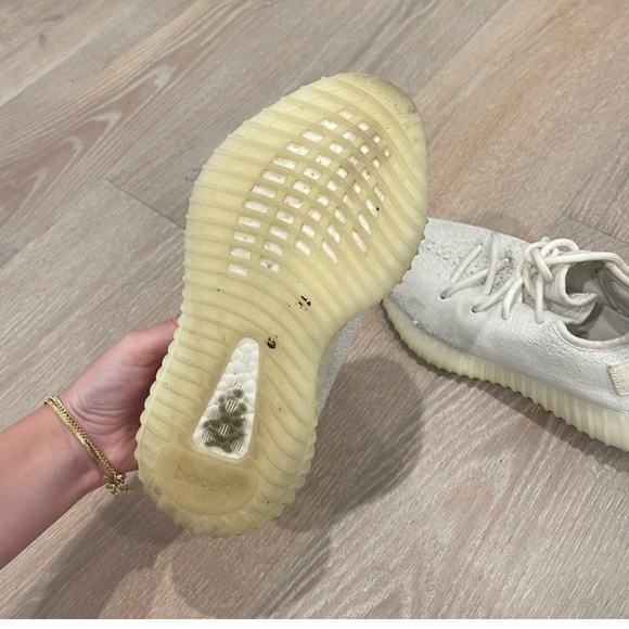 Yeezy Shoes - Picture 3 of 4